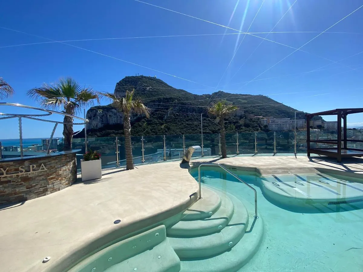 Rooftop Pool Apt With Spectacular Views And Central Location location